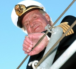 El Rey Juan Carlos a bordo del patrullero “Infanta Cristina”, desde cuya cubierta presenció un simulacro de rescate de un marinero herido 